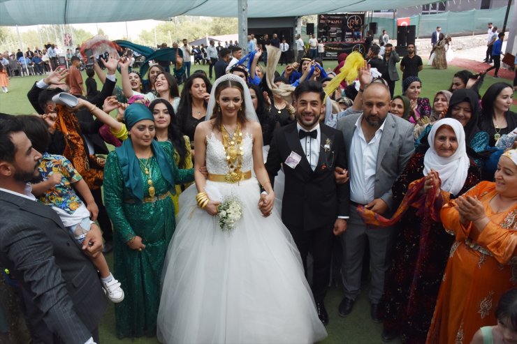 Alman gelinle Hakkarili damat yöresel düğünle evlendi