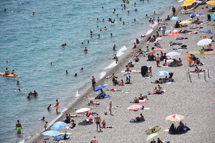 Antalya'da sıcak hava ve nemden bunalanlar sahillerde yoğunluk oluşturdu