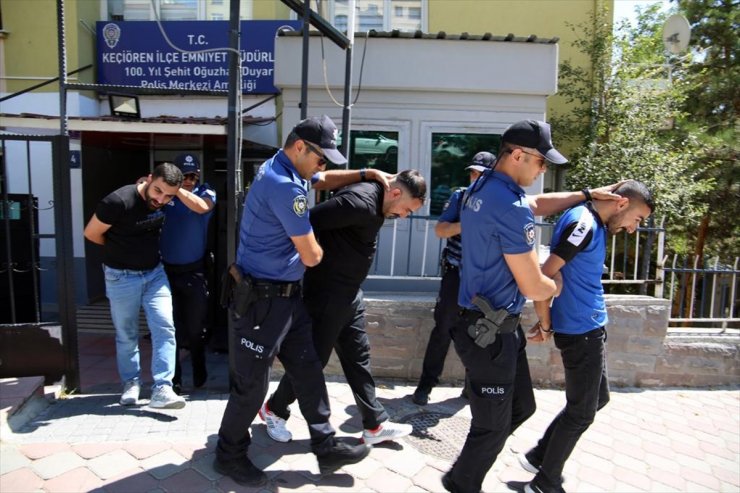 GÜNCELLEME - Başkentte kaza yapan aracın sürücüsünü silahla tehdit eden 3 şüpheliden 2'si tutuklandı