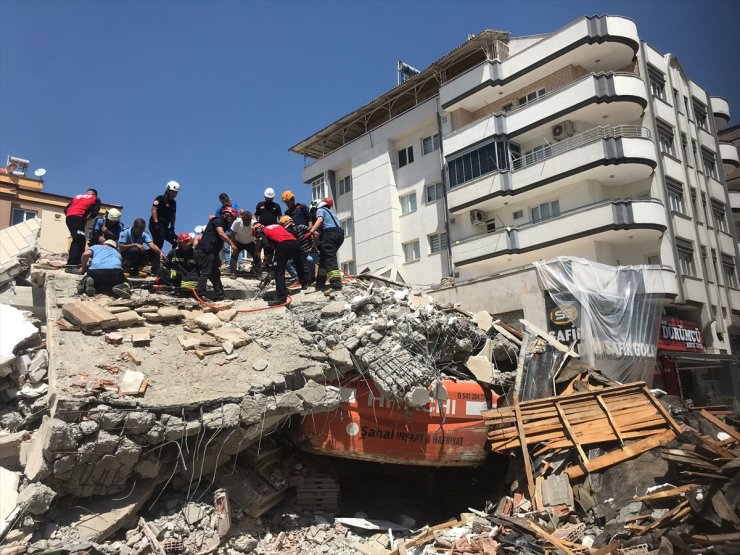 GÜNCELLEME - Gaziantep'te yıkım sırasında çöken binanın enkazı altında kalan operatör hayatını kaybetti