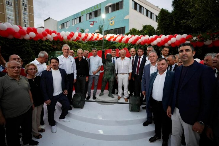 Kartal'da Naim Süleymanoğlu'nun isminin verildiği parka, heykeli konuldu