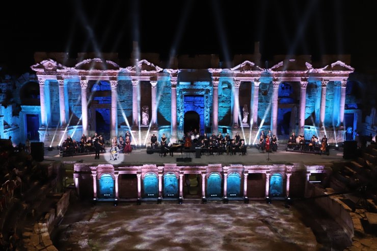 TRT sanatçıları, Pamukkale'deki Hierapolis Antik Tiyatrosu'nda konser verdi