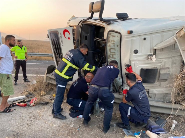 Adana'da devrilen tırın sürücüsü yaralandı