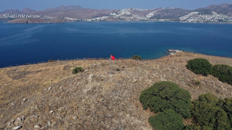 Bodrum'da ada ve koylara Türk bayrağı dikiliyor