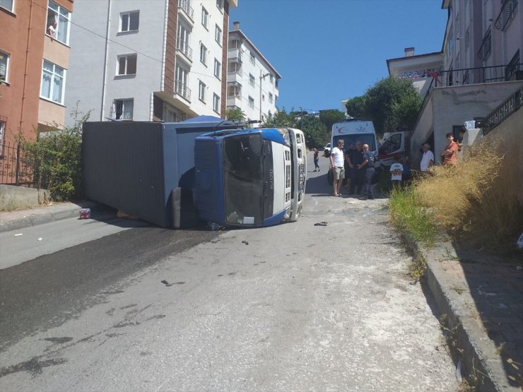 Kartal'da yokuş çıkarken devrilen kamyondaki bir kişi yaralandı