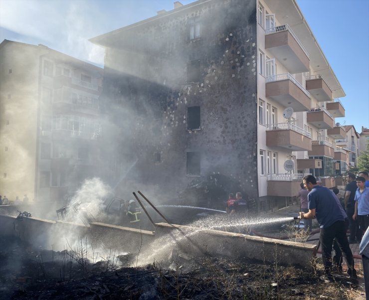 Kırşehir'de otluk alanda başlayıp apartman ve depoya sıçrayan yangın söndürüldü