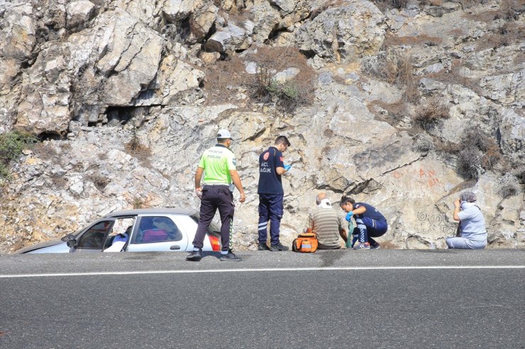 Muğla'da su kanalına devrilen otomobildeki 3 kişi yaralandı