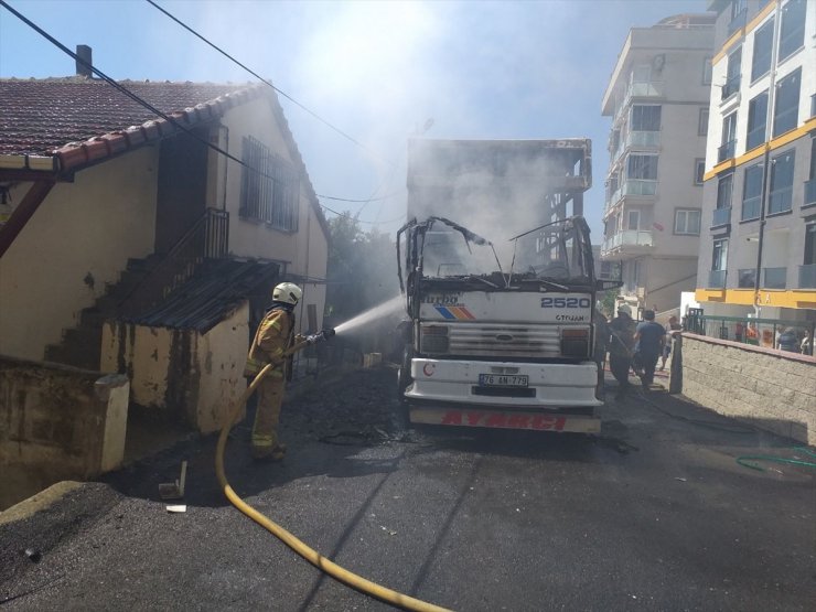 Pendik'te alev alan nakliye kamyonu kullanılamaz hale geldi