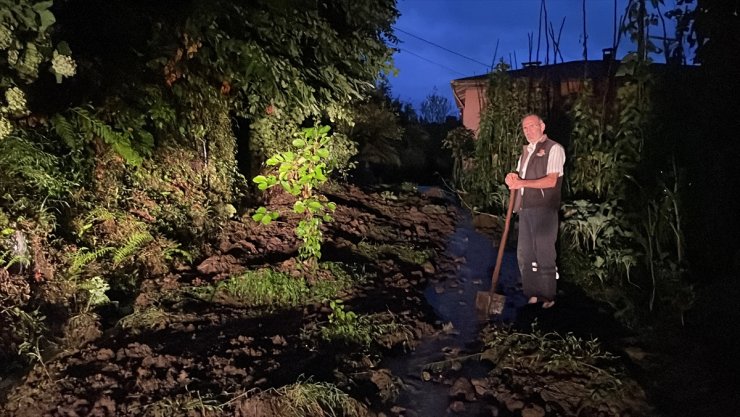 Rize'de şiddetli yağış nedeniyle 2 ev tedbir amacıyla boşaltıldı