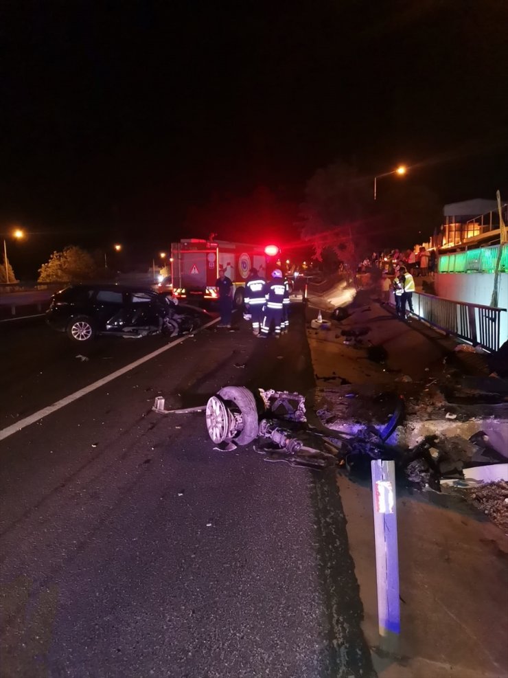 Tekirdağ'da üst geçidin ayağına çarpan otomobildeki 1 kişi öldü, 2 kişi yaralandı