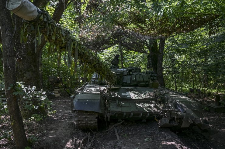 Ukrayna ordusunun tank birlikleri Harkiv bölgesindeki çatışmalarda görev başında