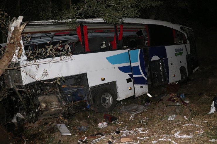 GÜNCELLEME 2 - Yozgat'ta şarampole düşen yolcu otobüsündeki 11 kişi öldü, 20 kişi yaralandı