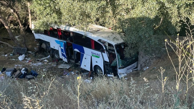 GÜNCELLEME 4 - Yozgat'ta şarampole düşen yolcu otobüsündeki 12 kişi öldü, 19 kişi yaralandı