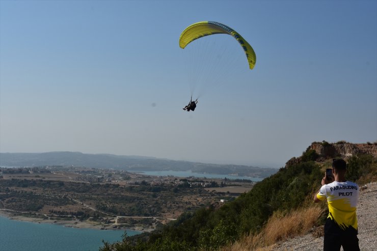 Adana'da engelli çocuklar yamaç paraşütü yaptı