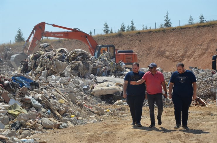 Depremzede ikizler yıkıntılar arasında anılarını arıyor