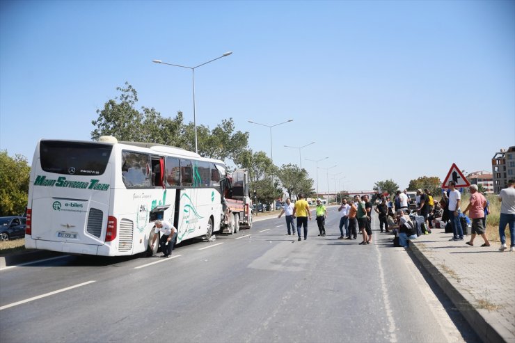 Eskişehir'de meydana gelen zincirleme trafik kazasında 14 kişi yaralandı