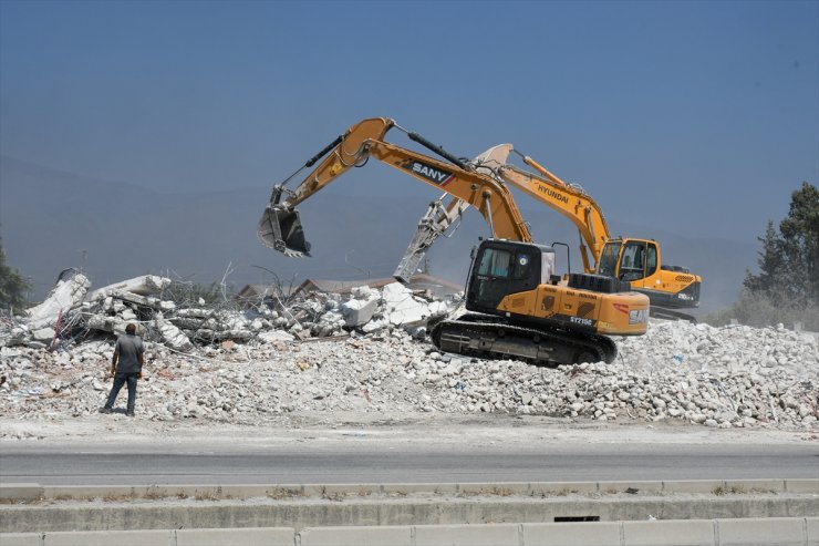 Hatay'da ağır hasarlı binaların yıkımı devam ediyor