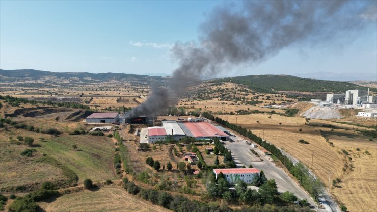 Manisa'da katı atık bertaraf tesisinde çıkan yangına müdahale ediliyor