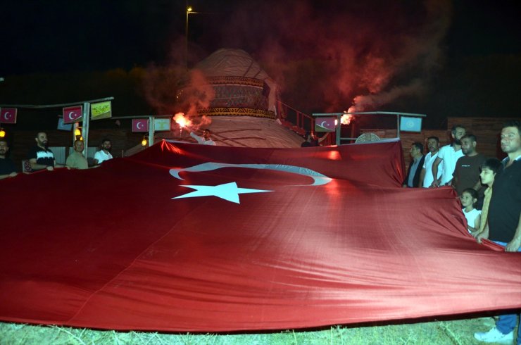 Muş'ta Malazgirt Zaferi'nin 952. yıl dönümü nedeniyle meşale yakıldı, Türk bayrağı açıldı