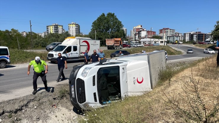 Samsun'da Türk Kızılayın kan toplama aracı devrildi, sürücü yaralandı