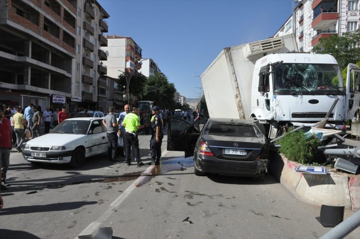 Yozgat'ta freni patlayan kamyon 8 araca çarptı, 3 kişi yaralandı