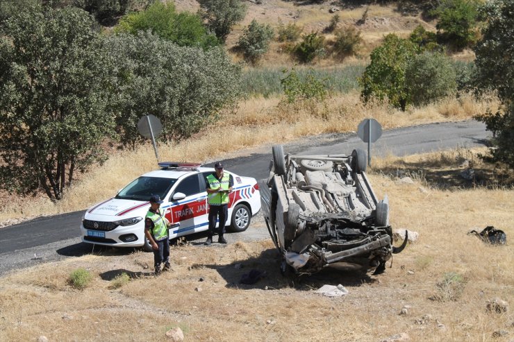 Batman'da takla atan hafif ticari araçtaki 3 kişi yaralandı