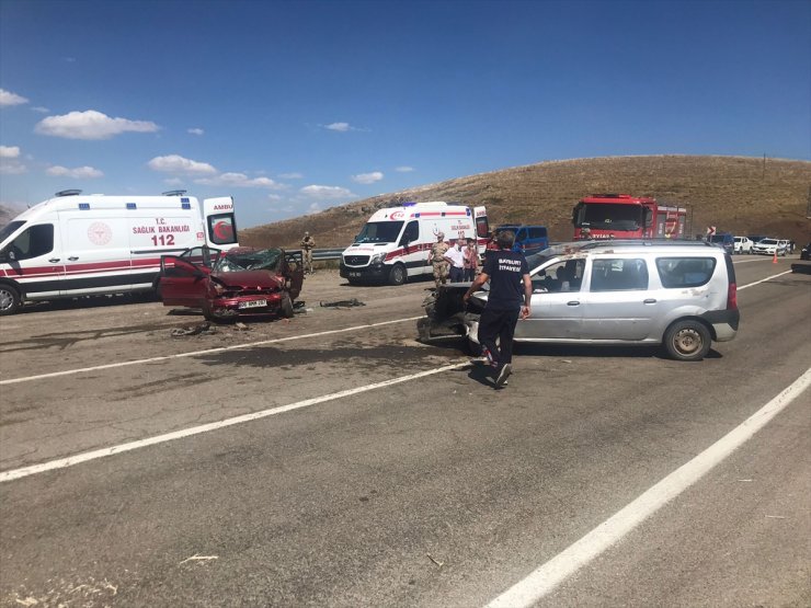 Bayburt'ta otomobil ile hafif ticari aracın çarpıştığı kazada 11 kişi yaralandı