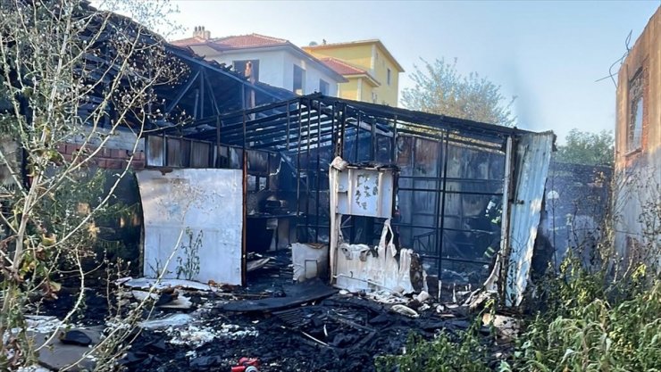 Düzce'de metruk bir binada çıkan ve iki eve sıçrayan yangın söndürüldü