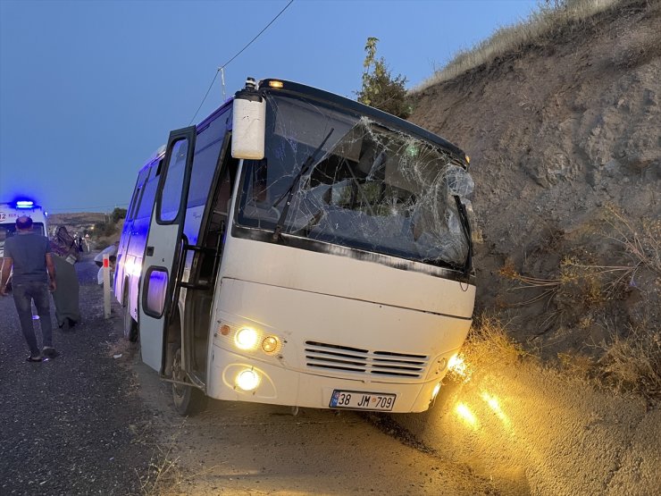 Elazığ'da yoldan çıkarak, su tahliye kanalına giren midibüsteki 13 kişi yaralandı