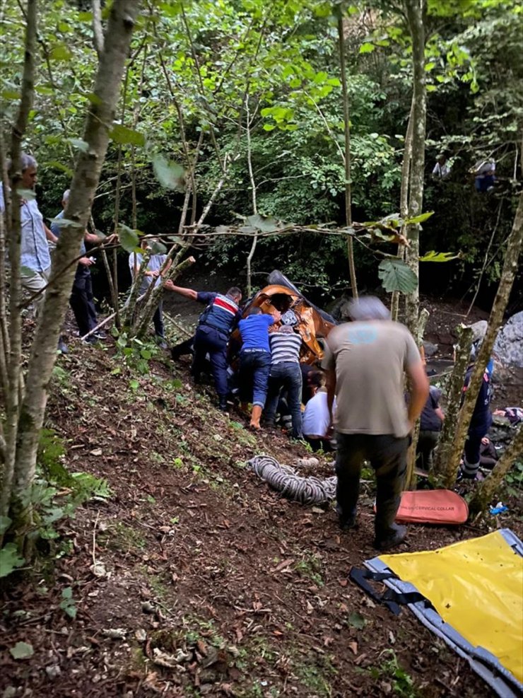 Giresun'da dere yatağına devrilen otomobilde 1 kişi öldü, 4 kişi yaralandı