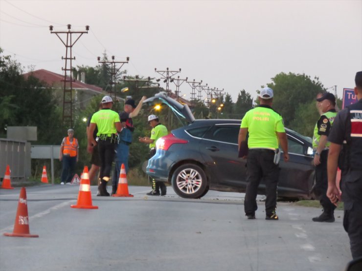 Kırklareli'nde köprü korkuluğuna çarpan otomobildeki çocuk yaşamını yitirdi