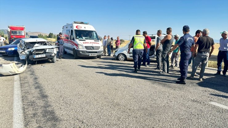 Konya'da iki aracın çarpıştığı kazada 7 kişi yaralandı