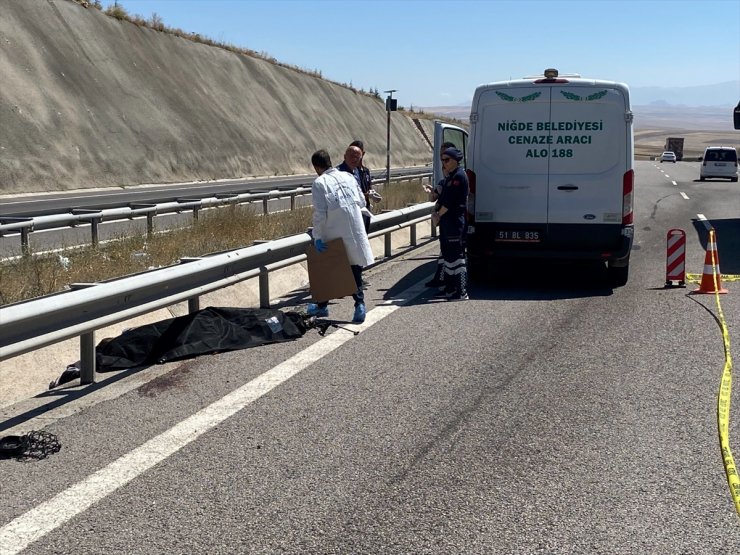 Niğde'de otomobilin çarptığı motosikletin sürücüsü öldü, bir kişi yaralandı