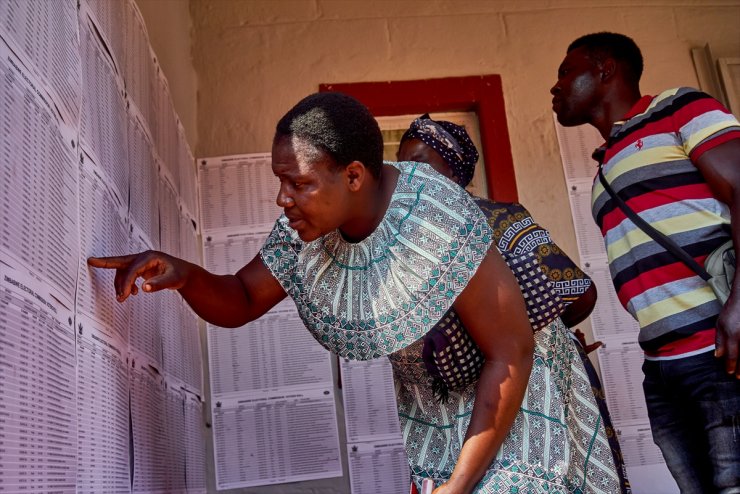 Zimbabve'de halk oy kullanma işlemi için sandık başında