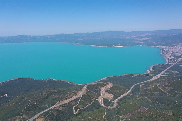 Alg patlamasıyla rengi turkuaza dönen İznik Gölü dronla görüntülendi