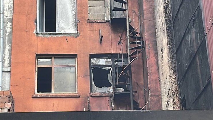 Beyoğlu'nda çıkan yangın otel ile bir binada hasara neden oldu