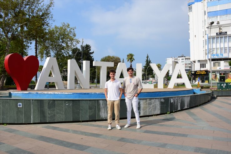 "Seyahatsever" gençler, turizm kenti Antalya'yı keşfediyor