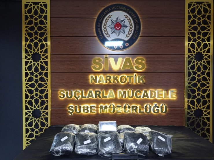 Sivas'ta yolcu otobüsünde 10 kilogram esrar ele geçirildi