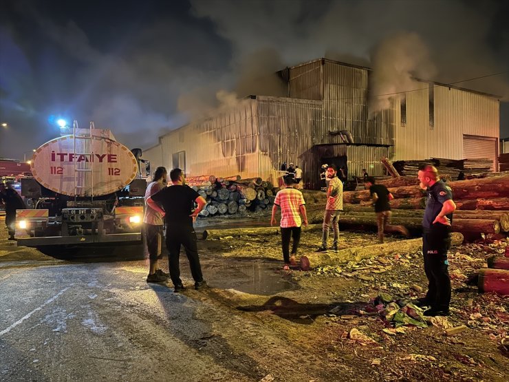 Adana'da kereste imalathanesinde çıkan yangın söndürüldü