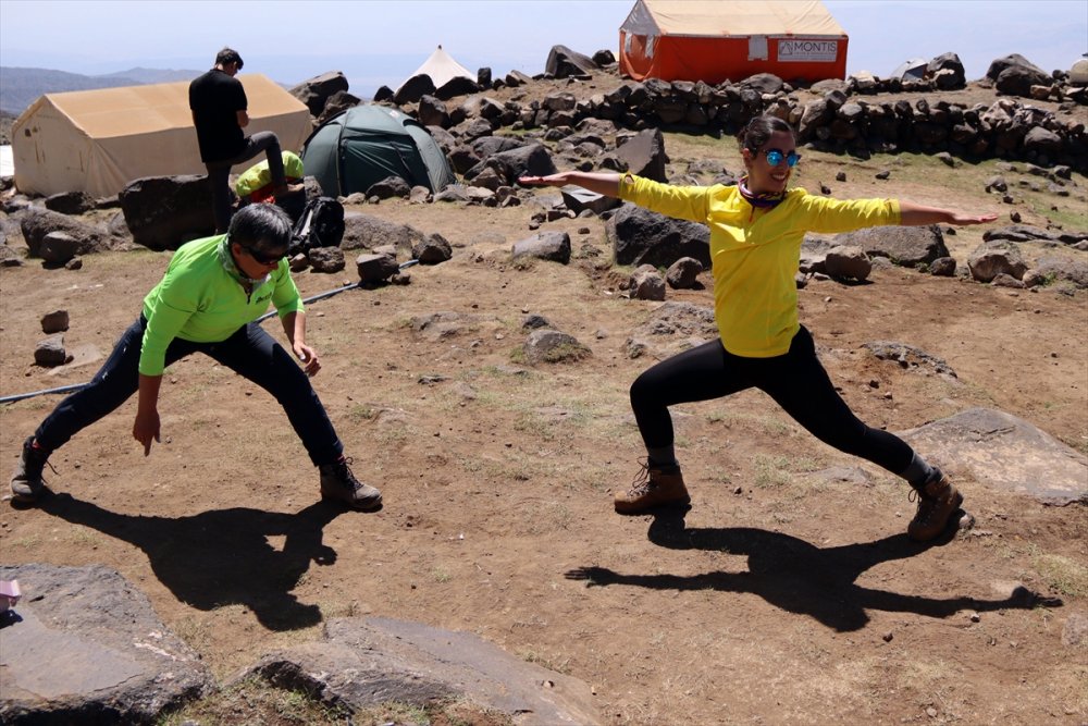Ağrı Dağı'na tırmanan sporcular, 3200 rakımda idman yaptı
