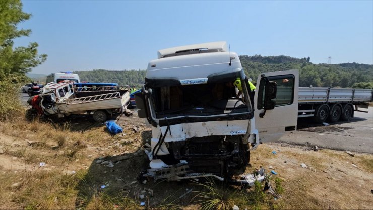 Antalya'da kamyonetle tırın çarpıştığı kazada 2 kişi öldü, 1 kişi yaralandı