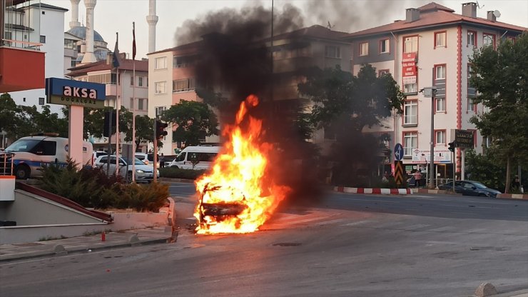 Bilecik'te kırmızı ışıkta bekleyen otomobil alev aldı