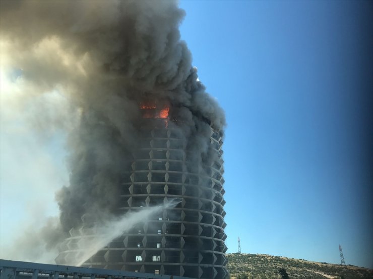 Gaziantep'te kullanılmayan 17 katlı otelde çıkan yangına müdahale ediliyor