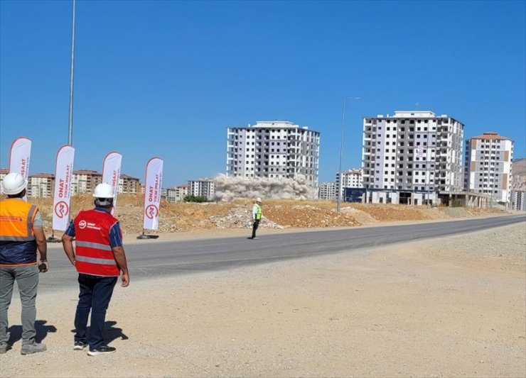 Malatya'da ağır hasarlı 2 bina patlayıcı yardımıyla yıkıldı