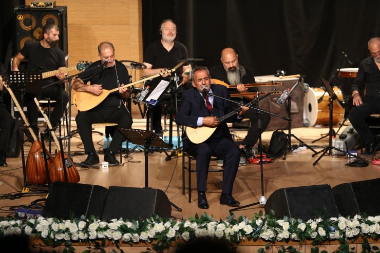 Yavuz Bingöl, "Aşık Veysel'siz 50 Yıl" konserleri kapsamında Bingöl'de sahne aldı