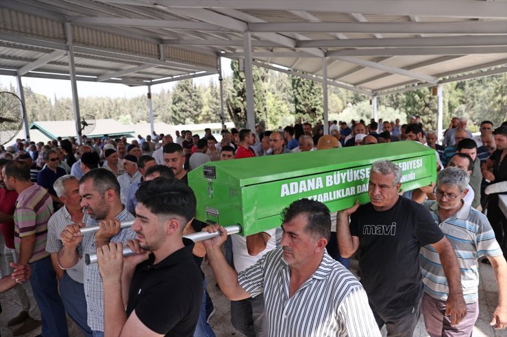 Adana'da trafik kazasında hayatını kaybeden 3 kişinin cenazesi toprağa verildi