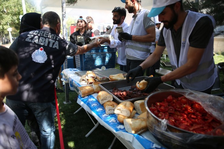 "Geleneksel Edremit Piknik Şenliği"nde 500 kilogram köfte ve sucuk dağıtıldı