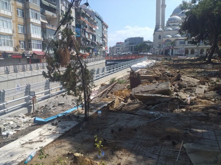 İBB tarafından yapılan Maltepe Meydan Projesi kapsamında 17 çam ağacı söküldü