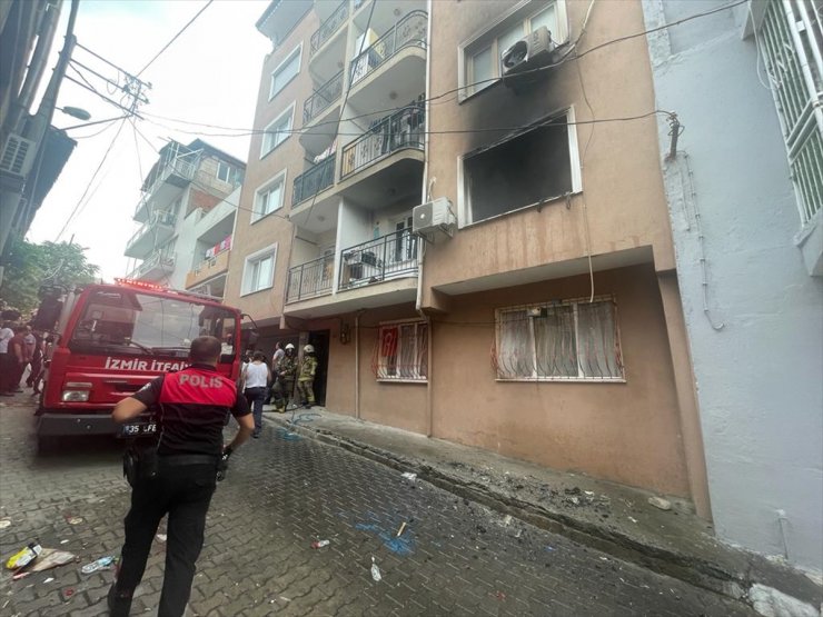 İzmir'de apartmanda çıkan yangında biri bebek 5 kişi dumandan etkilendi