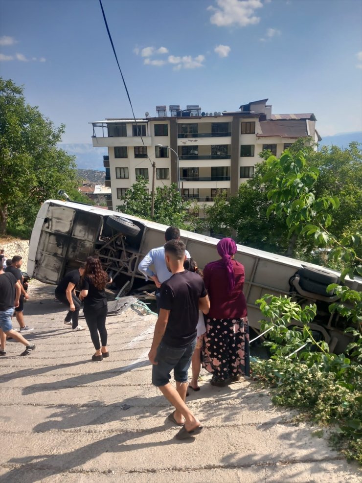 Karaman'da tur otobüsü devrildi, 3'ü ağır 26 kişi yaralandı